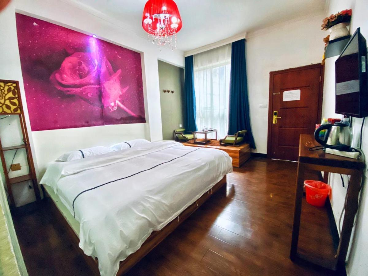 Fenghuang Little Bear Family Guest House Exteriör bild