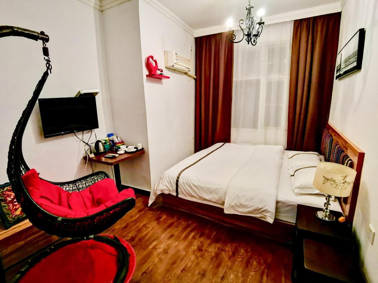 Fenghuang Little Bear Family Guest House Exteriör bild