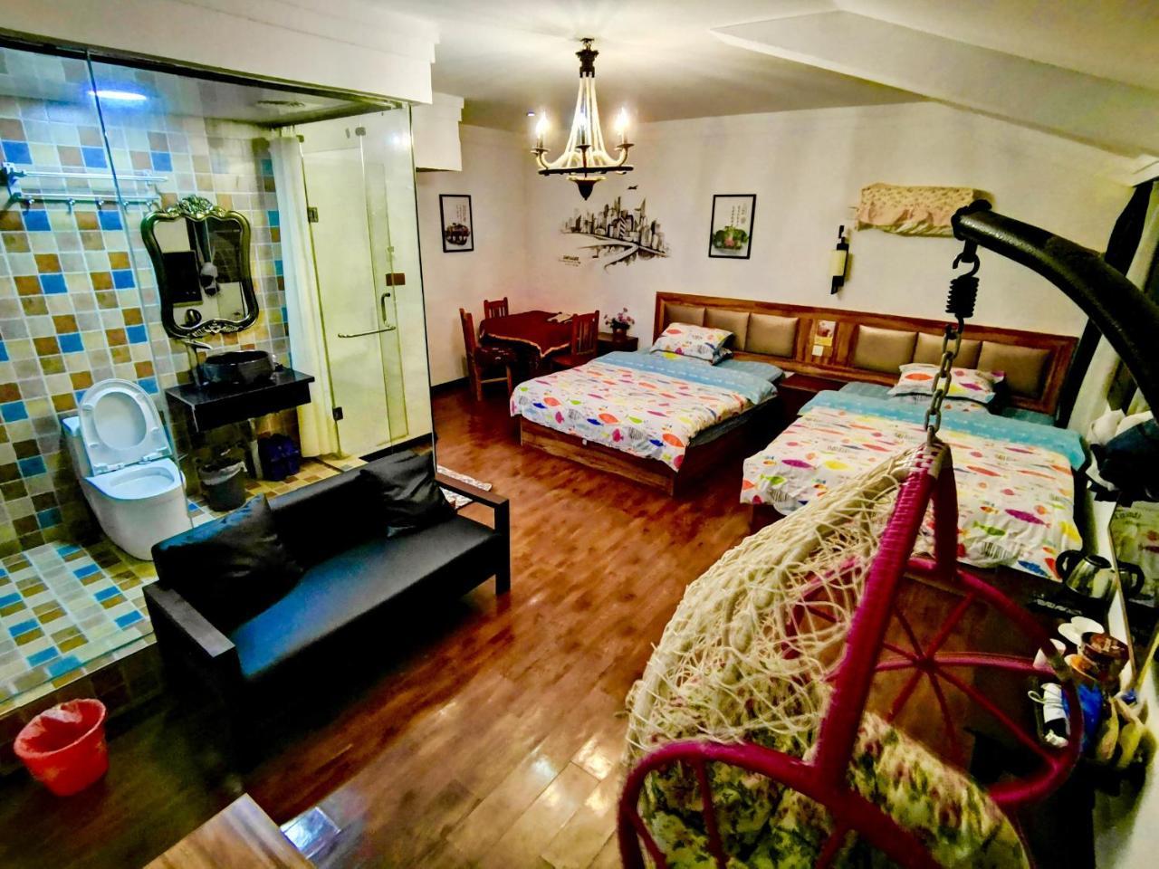 Fenghuang Little Bear Family Guest House Exteriör bild
